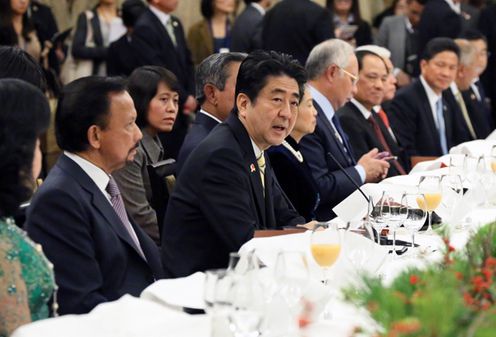 Photograph of the Prime Minister delivering an address at the welcome dinner banquet hosted by Prime Minister Abe and Mrs. Abe