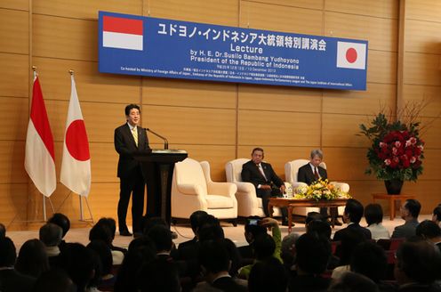 Photograph of Prime Minister Abe delivering an address at the special lecture by H.E. Dr. H. Susilo Bambang Yudhoyono, President of the Republic of Indonesia