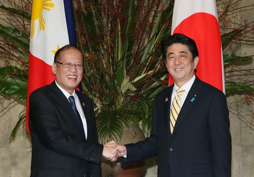 Photograph of Prime Minister Abe shaking hands with H.E. Mr. Benigno S. Aquino III, President of the Republic of the Philippines