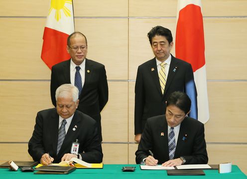 Photograph of the Prime Minister attending the Japan-Philippines signing ceremony