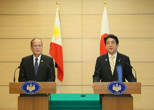 Photograph of the Japan-Philippines joint press announcement