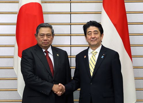 Photograph of Prime Minister Abe shaking hands with H.E. Dr. H. Susilo Bambang Yudhoyono, President of the Republic of Indonesia