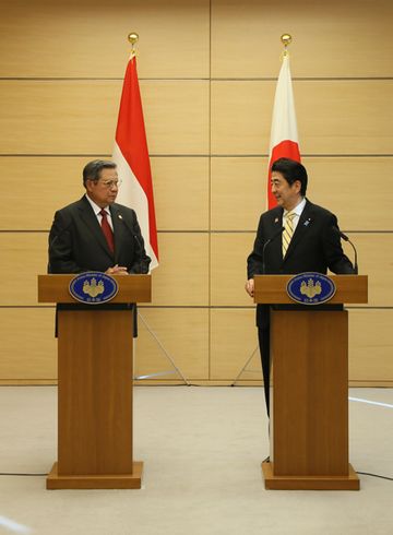Photograph of the Japan-Indonesia joint press announcement