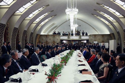Photograph of the welcome dinner banquet hosted by Prime Minister Abe and Mrs. Abe