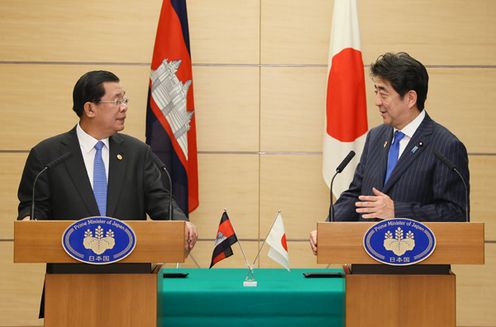 Photograph of the Japan-Cambodia joint press announcement