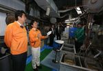 Photograph of the Prime Minister observing the plant's premises (1)