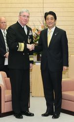 Photograph of Prime Minister Abe shaking hands with Commander Miller (1)