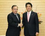 Photograph of Prime Minister Abe shaking hands with H.E. Mr. Nabil Fahmi, Foreign Minister of the Arab Republic of Egypt