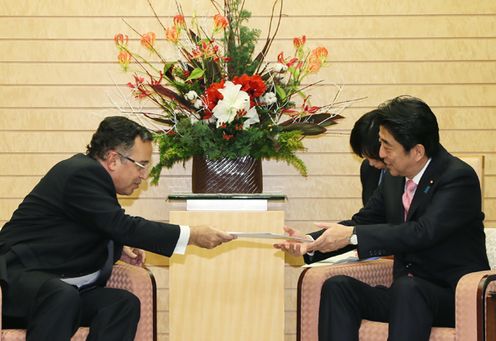Photograph of Prime Minister Abe receiving a letter from H.E. Mr. Nabil Fahmi, Foreign Minister of the Arab Republic of Egypt