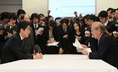 Photograph of Prime Minister Abe holding talks with H.E. Mr. Hirokazu Nakaima, Governor of Okinawa Prefecture (2)