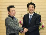 Photograph of Prime Minister Abe shaking hands with BORO