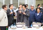 Photograph of the Prime Minister sampling oysters at the joint oyster processing plant (1)