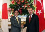 Photograph of Prime Minister Abe shaking hands with H.E. Recep Tayyip Erdoğan, Prime Minister of the Republic of Turkey