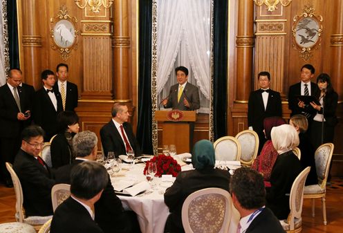 Photograph of the Prime Minister delivering an address at the banquet hosted by Prime Minister Abe and Mrs. Abe (1)