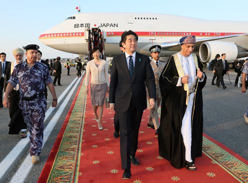 Photograph of the Prime Minister arriving at Muscat International Airport (1)