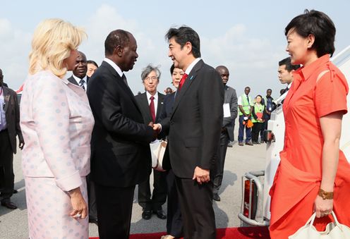 Photograph of Prime Minister Abe shaking hands with H.E. Mr. Alassane Ouattara, President of the Republic of Cote d'Ivoire (2)