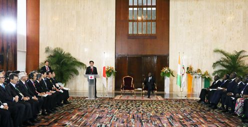 Photograph of the Prime Minister delivering an address at the expanded summit meeting (an introduction of corporations to the President)