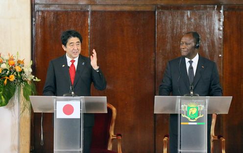 Photograph of the leaders holding a joint press announcement (1)
