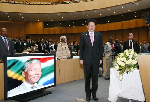 Photograph of the Prime Minister offering a silent prayer to H.E. Mr. Nelson Mandela, the late former President of the Republic of South Africa, at the AU headquarters
