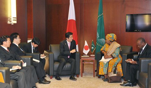 Photograph of Prime Minister Abe receiving a courtesy call from H.E. Dr. Nkosazana Clarice Dlamini-Zuma, Chairperson of the Commission of the African Union, at the AU headquarters