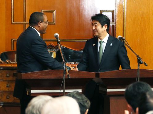 Photograph of Prime Minister Abe shaking hands with H.E. Mr. Ato Hailemariam Dessalegn, Prime Minister of the Federal Democratic Republic of Ethiopia