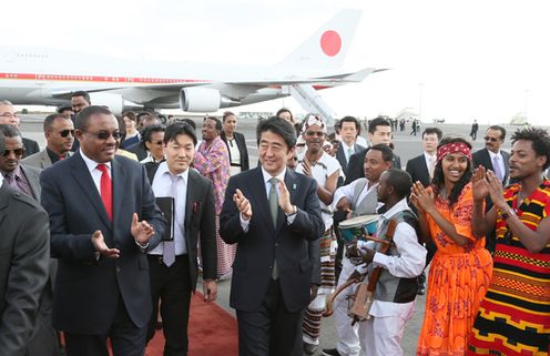 Photograph of Prime Minister Abe being welcomed at the airport in Addis Ababa by H.E. Mr. Ato Hailemariam Dessalegn, Prime Minister of the Federal Democratic Republic of Ethiopia, and others