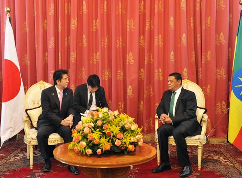Photograph of Prime Minister Abe paying a courtesy call on H.E. Dr. Mulatu Teshome Wirtu, President of the Federal Democratic Republic of Ethiopia