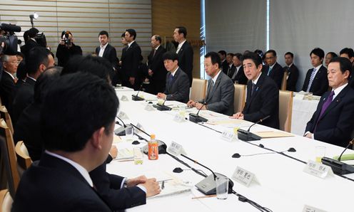 Photograph of the Prime Minister delivering an address at the meeting of the Industrial Competitiveness Council (3)