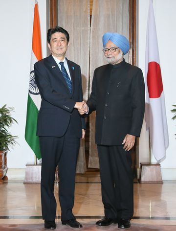 Photograph of Prime Minister Abe shaking hands with H.E. Dr. Manmohan Singh, Prime Minister of India