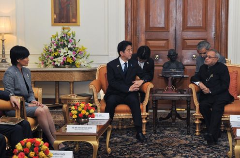 Photograph of Prime Minister Abe paying a courtesy call on H.E. Mr. Pranab Mukherjee, President of India