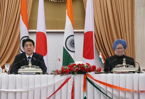 Photograph of the Japan-India joint press announcement (1)