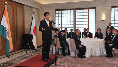 Photograph of the Prime Minister delivering an address at the meeting with the accompanying representatives of the Japanese business community
