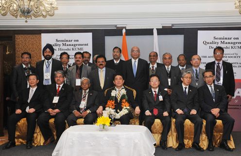 Photograph of the Prime Minister at the commemorative photograph session at the HIDA-AOTS Seminar on Quality Management