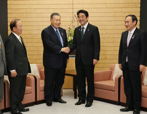 Photograph of the Prime Minister receiving a courtesy call from the President of The Tokyo Organising Committee of the Olympic and Paralympic Games (1)