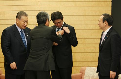 Photograph of the Prime Minister receiving a courtesy call from the President of The Tokyo Organising Committee of the Olympic and Paralympic Games (2)