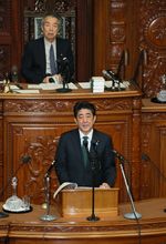 Photograph of the Prime Minister answering questions at the plenary session of the House of Representatives (1)