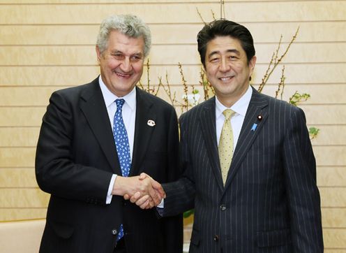 Photograph of Prime Minister Abe shaking hands with H.E. Mr. Jesús Posada Moreno, Speaker of the Congress of Deputies of Spain