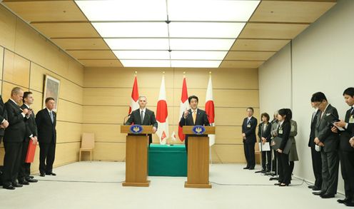 Photograph of the Japan-Switzerland joint press announcement (2)