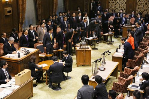 Photograph of the Prime Minister bowing after the approval of the FY2013 supplementary budget at the meeting of the Budget Committee of the House of Councillors