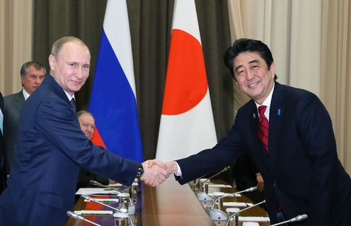 Photograph of Prime Minister Abe shaking hands with H.E. Mr. Vladimir Vladimirovich Putin, President of the Russian Federation, at the Japan-Russia Summit Meeting