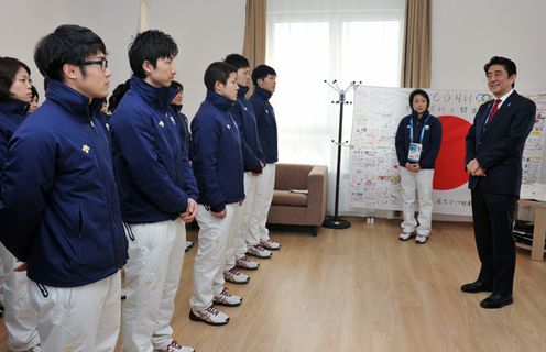 Photograph of the Prime Minister offering words of encouragement to the Japanese National Team