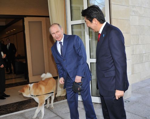 Photograph of Prime Minister Abe being welcomed by H.E. Mr. Vladimir Vladimirovich Putin, President of the Russian Federation, at the Japan-Russia Summit Meeting (1)