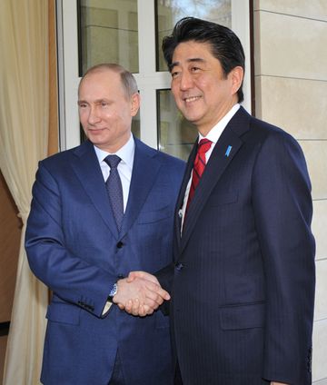 Photograph of Prime Minister Abe being welcomed by H.E. Mr. Vladimir Vladimirovich Putin, President of the Russian Federation, at the Japan-Russia Summit Meeting (2)