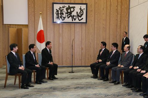 Photograph of Prime Minister Abe enjoying conversation with Mr. Ryotaro Sugi