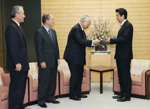 Photograph of the Prime Minister receiving the proposal from the Three Economic Associations