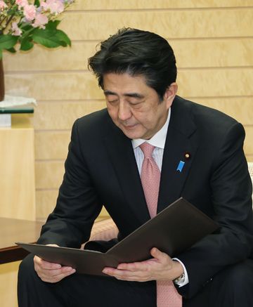 Photograph of the Prime Minister reading the proposal