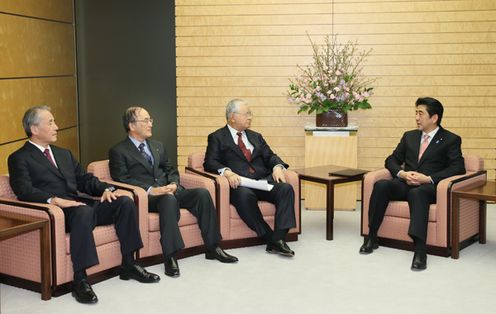 Photograph of the Prime Minister receiving the request from the Three Economic Associations