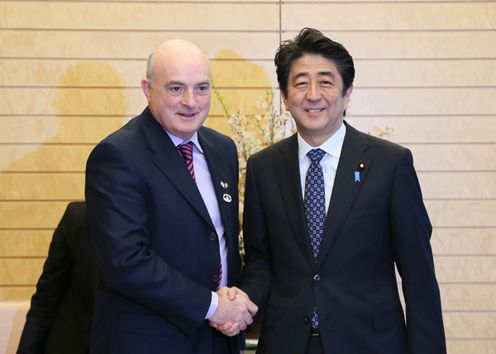 Photograph of Prime Minister Abe shaking hands with H.E. Mr. Paddy Burke, Cathaoirleach of Seanad Éireann
