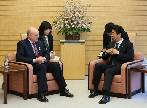 Photograph of Prime Minister Abe receiving a courtesy call from H.E. Mr. Paddy Burke, Cathaoirleach of Seanad Éireann