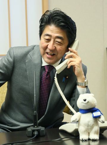 Photograph of Prime Minister Abe making the congratulatory telephone call to Olympic team member Mr. Yuzuru Hanyu (2)